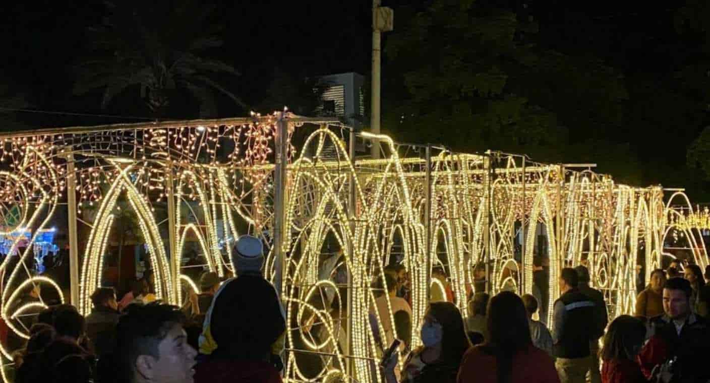 Invitan a la inauguración de la villa navideña con un Árbol de Navidad de 10 metros y ocho cabañas, en la Plaza Alonso Vidal, de Hermosillo