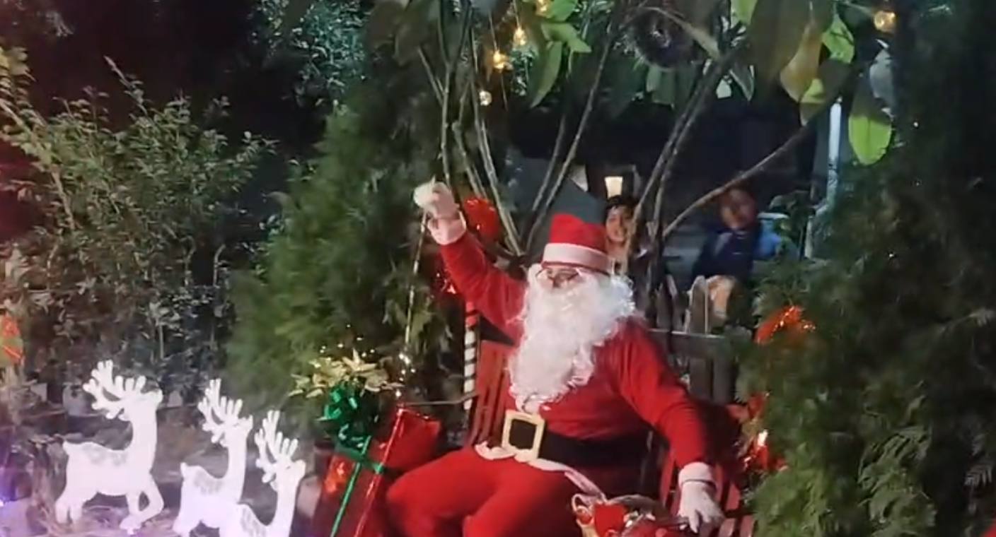 Recibe Santa Claus cartas de niñas y niños en el Parque del Triángulo de la colonia Nuevo Hermosillo