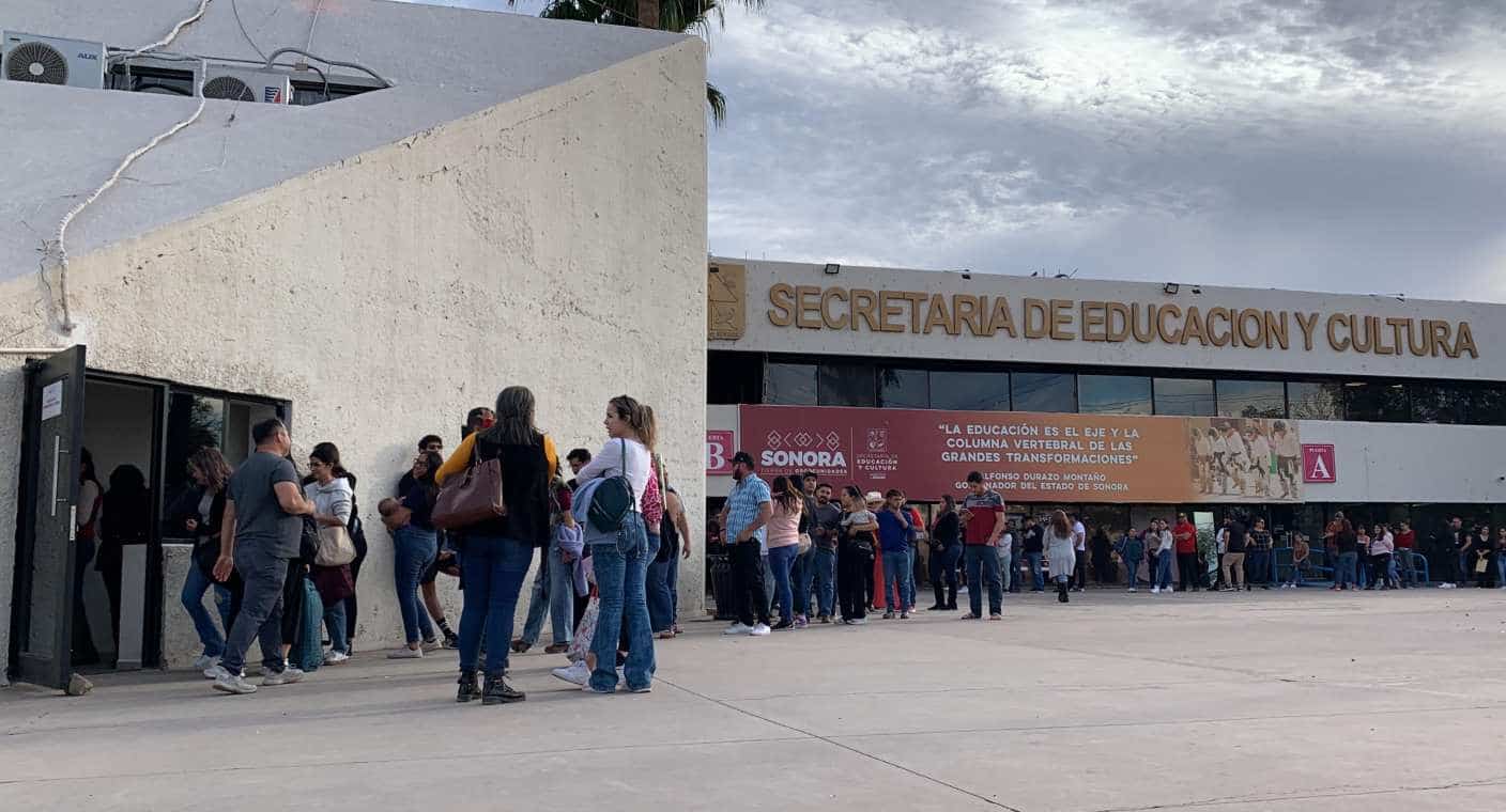 Trabajadores esperaron hasta 4 horas de fila y llegaron de otros municipios para recibir pagos de la SEC Sonora