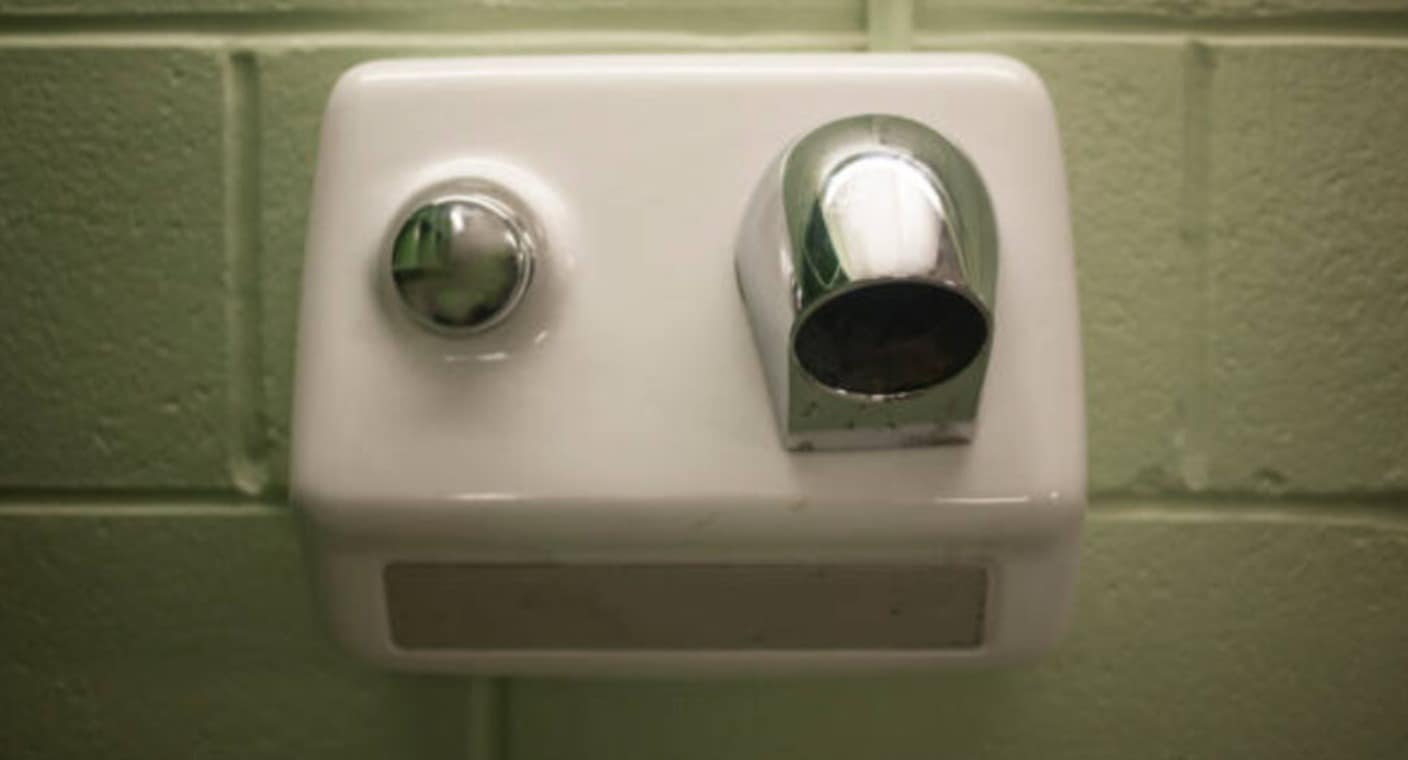 Investigaciones señalan que los secadores de manos pueden propagar gérmenes