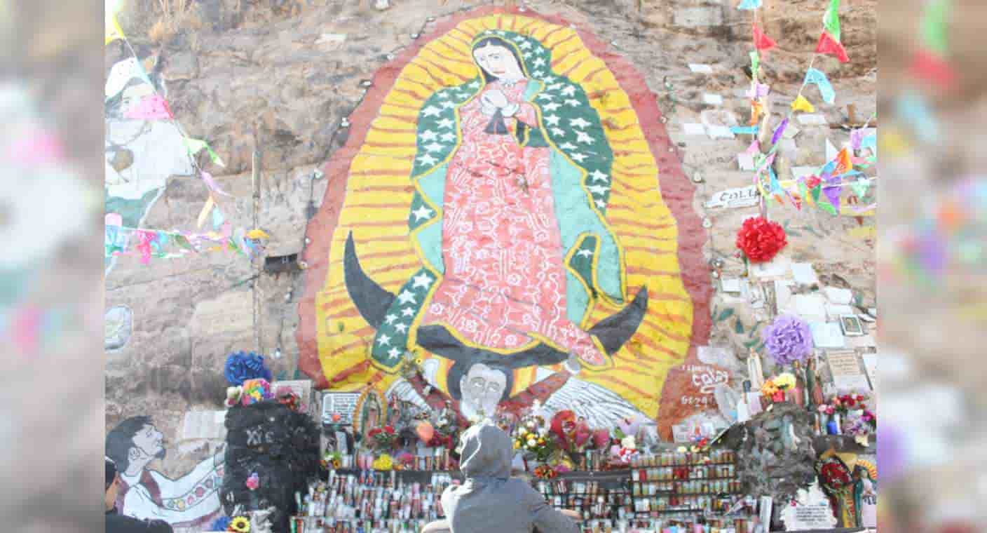 Feligreses empiezan a llegar con flores y velas para agradecer o pedir un milagro en el Cerro de la Virgen de Hermosillo