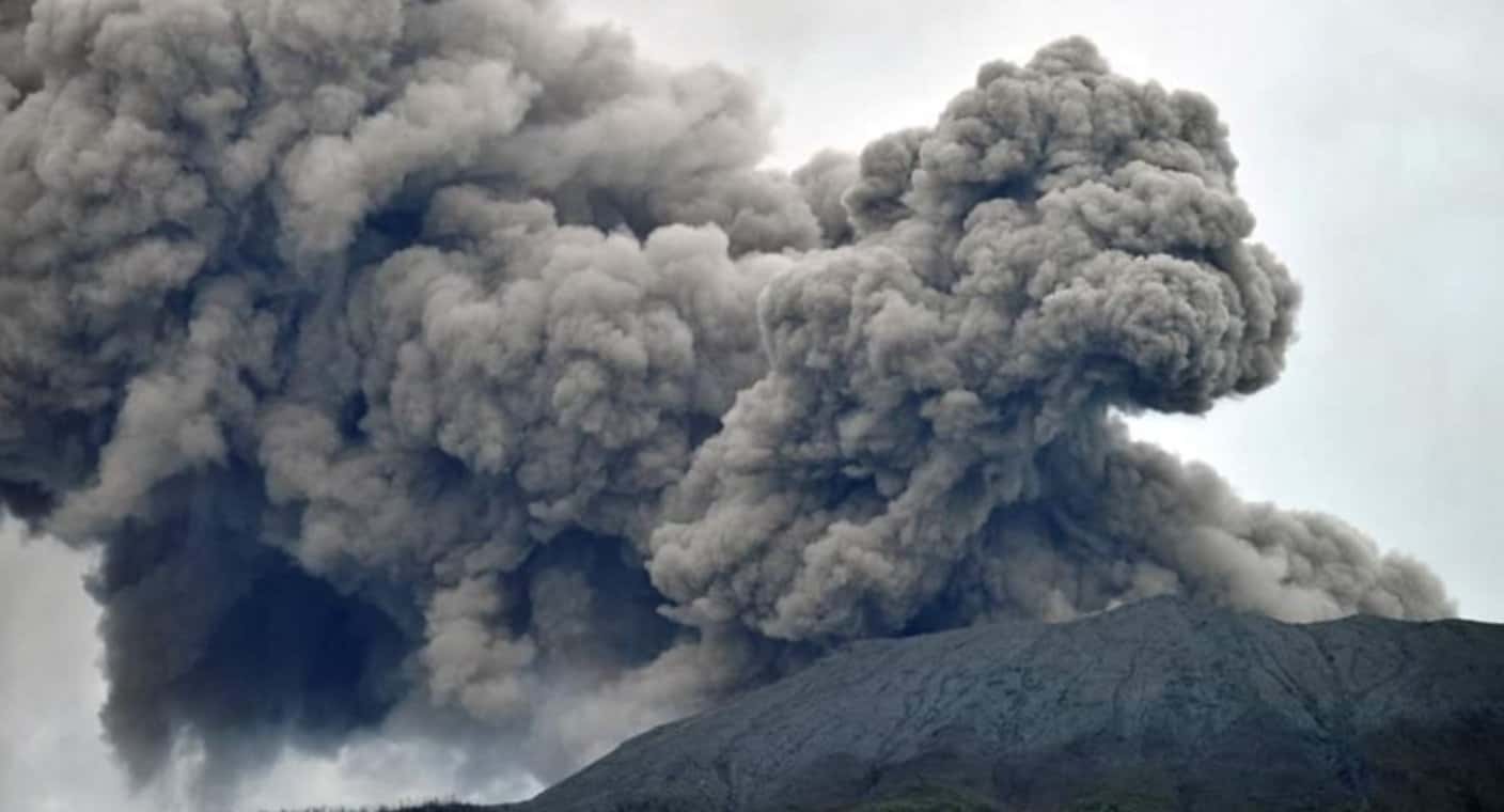 Mueren 11 alpinistas y 12 siguen desaparecidos tras la erupción de un volcán en Indonesia
