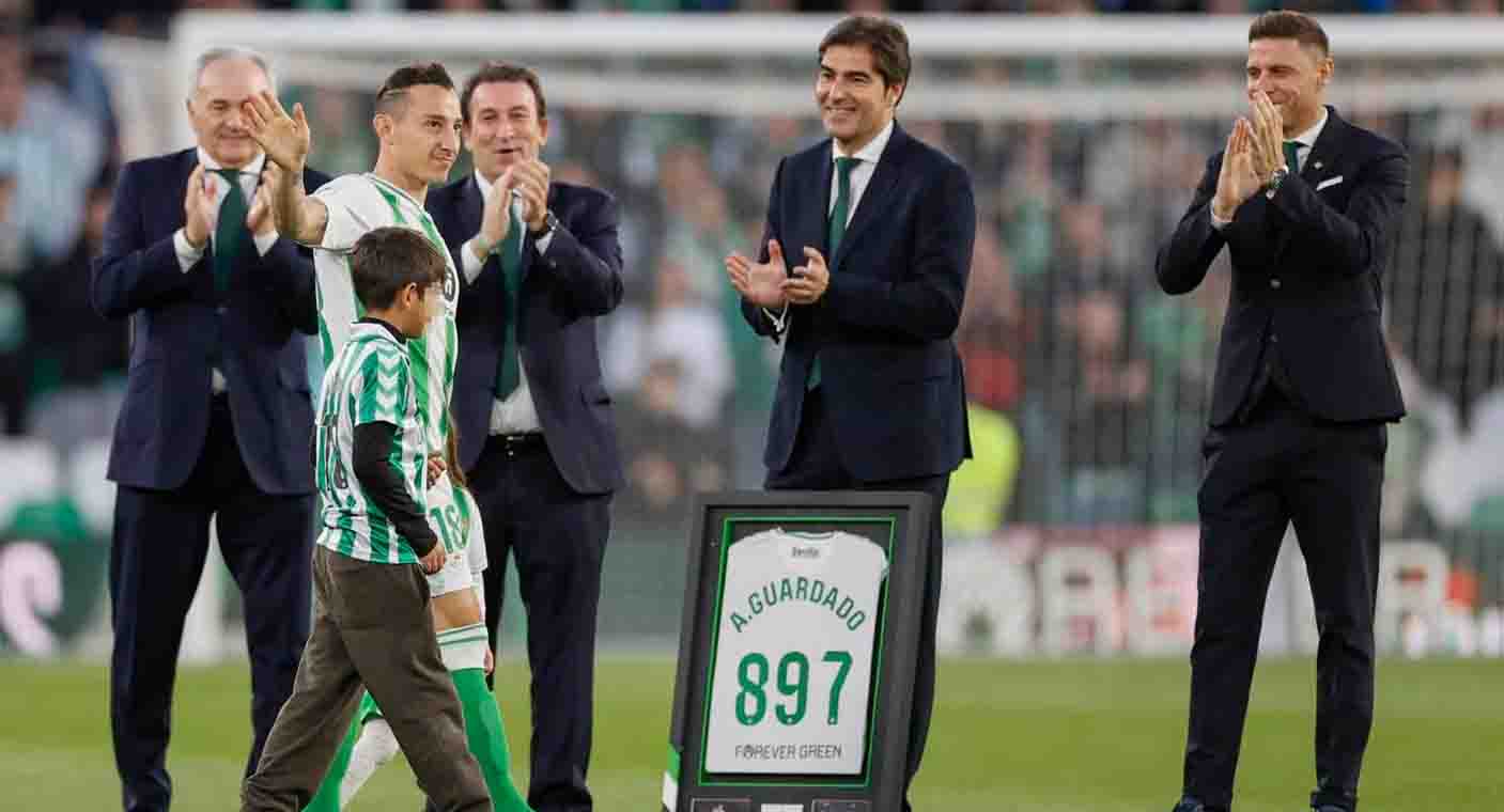Así se vivió la emotiva despedida de Andrés Guardado del Betis (VIDEO)