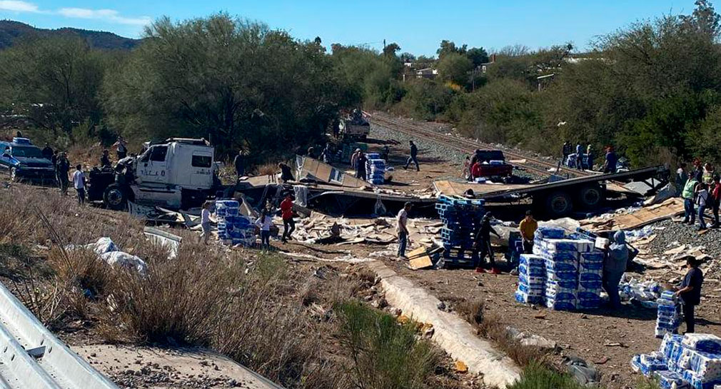 Se vuelca tráiler que transportaba papel higiénico en Magdalena, autoridades ya están en el lugar