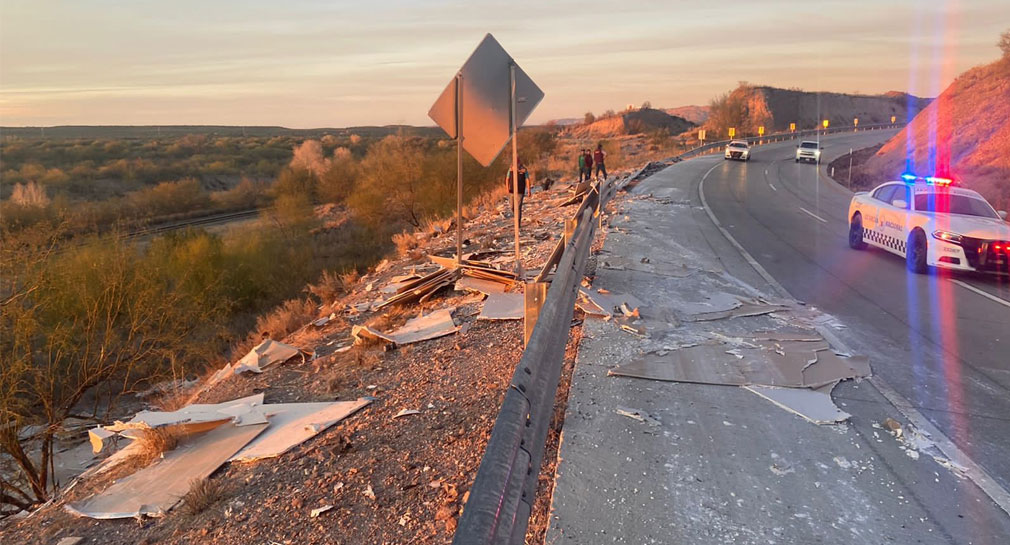 Se vuelca camión en carretera Magdalena-Santa Ana