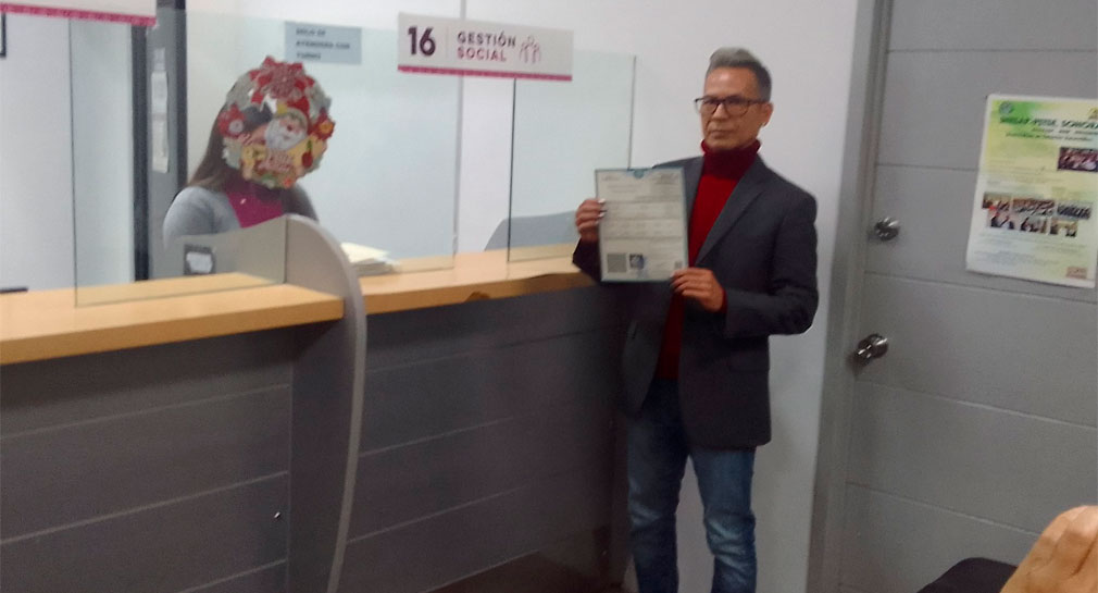 Recibe Moisés Barraza primera acta de nacimiento con género no binario expedida en Registro Civil de Sonora
