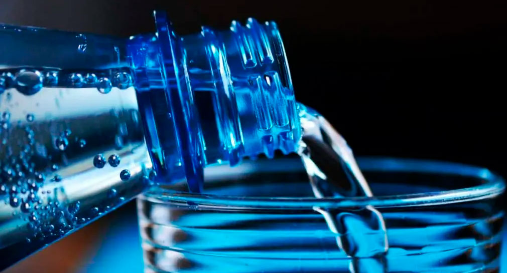 Agua embotellada contiene cientos de miles de pedacitos de plástico, señala estudio