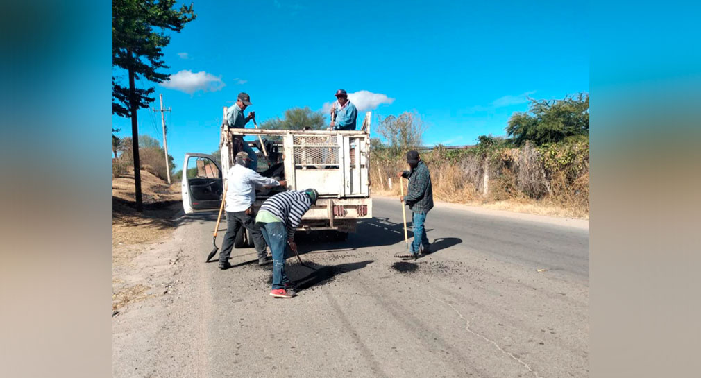 Inician en Álamos rehabilitación de tramos carreteros ante denuncias por vialidades en mal estado