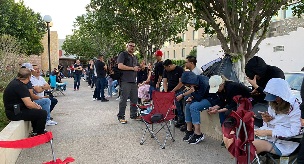 Largas filas de ciudadanos se registran en Hotel Araiza de Hermosillo para comprar boletos para el Palenque ExpoGan