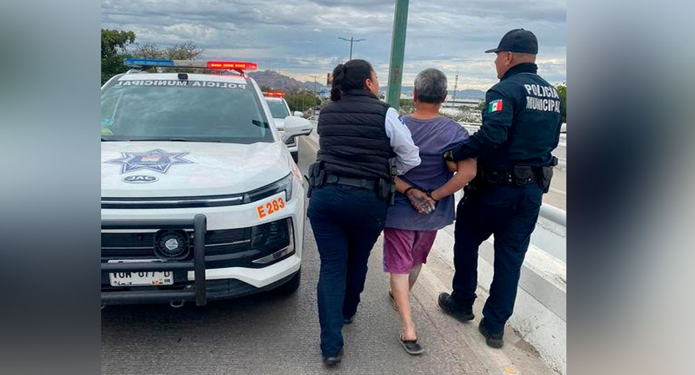 Rescatan a hombre que trató de atentar contra su vida en puente de bulevar Morelos y Periférico Norte, de Hermosillo