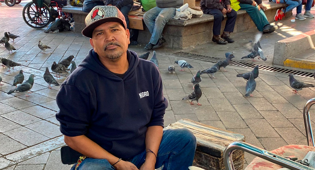Jesús Ruiz tiene 15 años trabajando como bolero a las afueras del Mercado Municipal de Hermosillo, teme remodelación afecte su labor