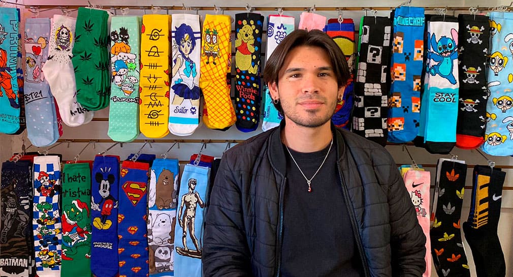 Brandon Millán, estudiante en Unison de Hermosillo, inició su negocio de venta de calcetines con personajes impulsado por su madre y ahora es presidente de la Sociedad de Emprendedores