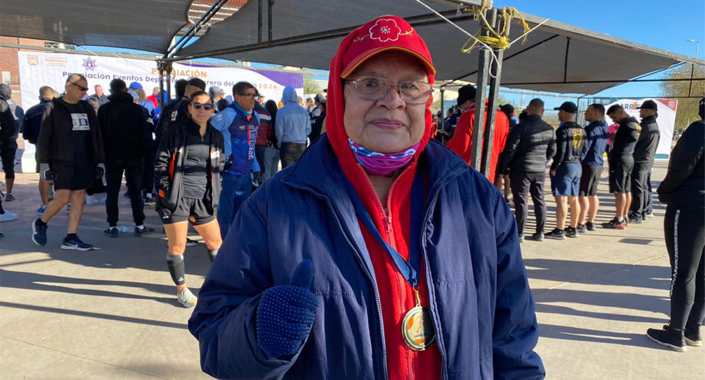 Yolanda Salas, de 69 años, tiene 12 participando en carreras en Hermosillo; haber padecido cáncer y perder velocidad no le impide competir