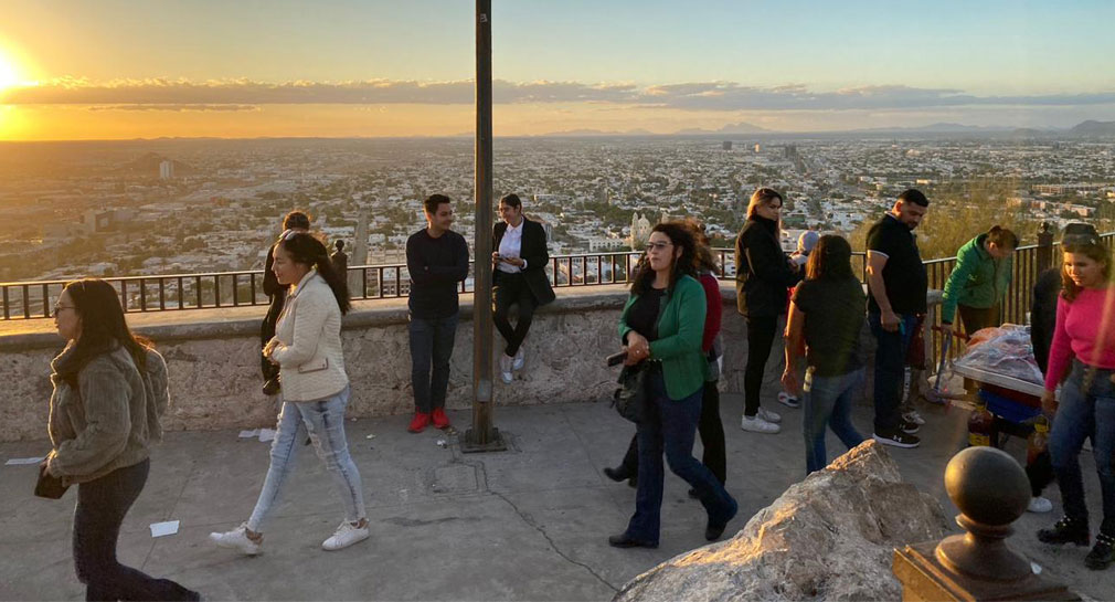Disfrutan ciudadanos del primer atardecer del 2024 desde el Cerro de la Campana, en Hermosillo