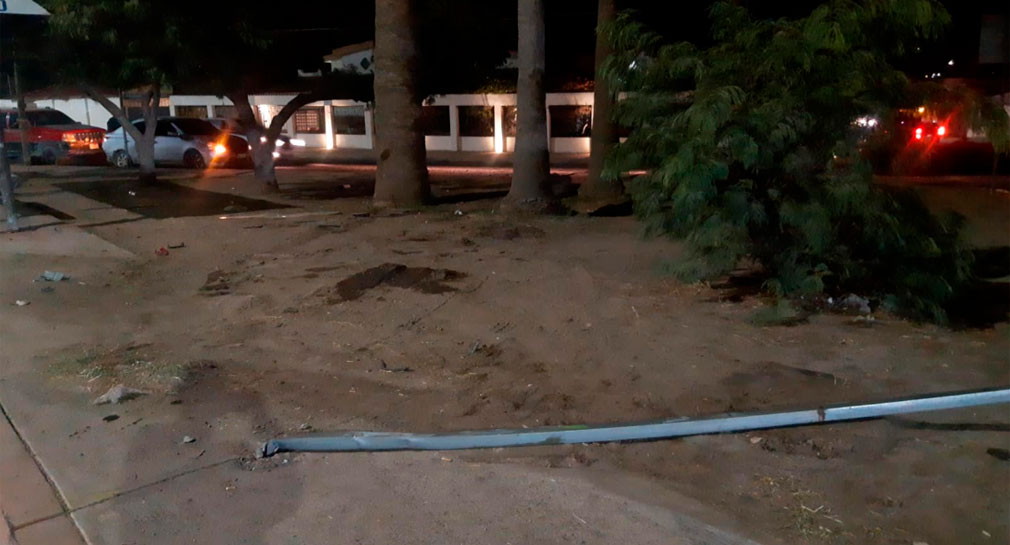 Choque entre dos vehículos termina en volcadura, en colonia Lomas Altas al nororiente de Hermosillo