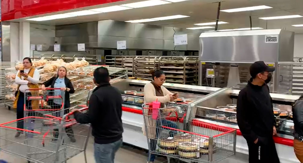 Se agotan Roscas de Reyes en Costco de Hermosillo; clientes realizan varios minutos de fila para comprarlas