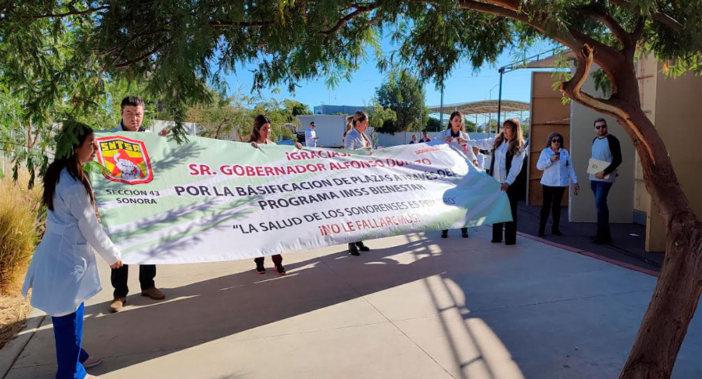 Se manifiesta personal del sector salud en Hermosillo para pedir mejores condiciones laborales, frente a Hospital General del bulevar Colosio