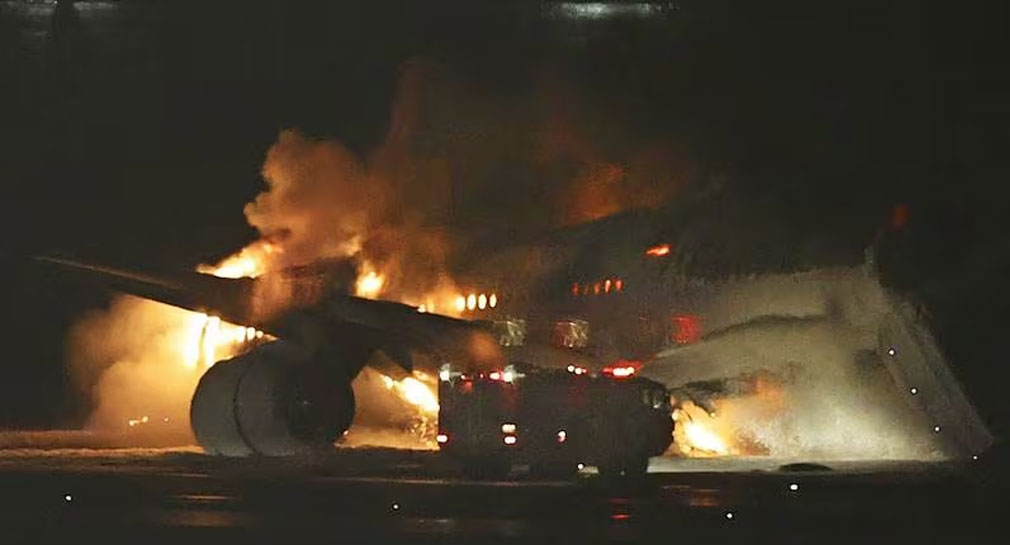 Avión se incendia en el aeropuerto Haneda de Tokio, hay 5 muertos