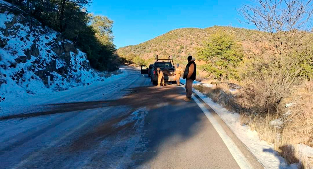 Abren circulación de tramos carreteros Ímuris-Cananea, Yécora-Hermosillo y Puerto San Luis tras retirar hielo de la superficie