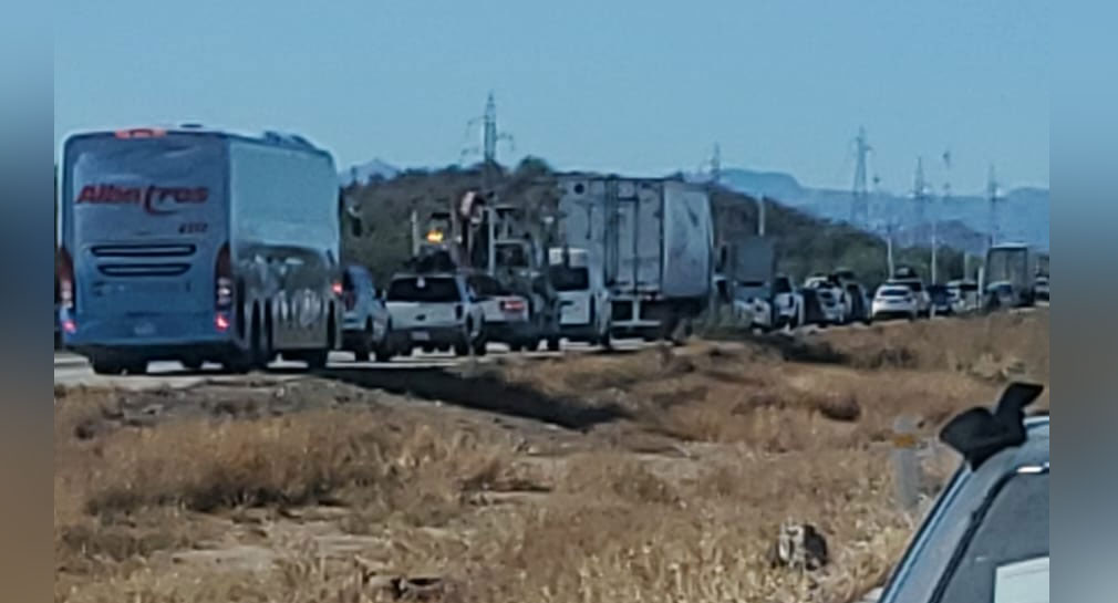 Reportan largas filas de espera en tramo carretero Ciudad Obregón-Guaymas ante afluencia de viajeros