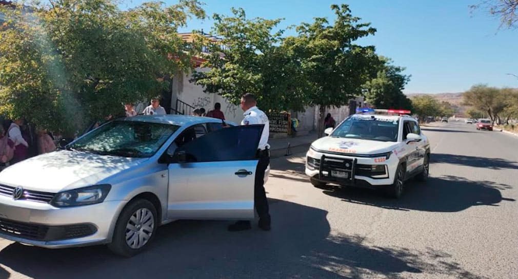 Rescatan policías a menor que se quedó encerrada dentro de automóvil al norte de Hermosillo