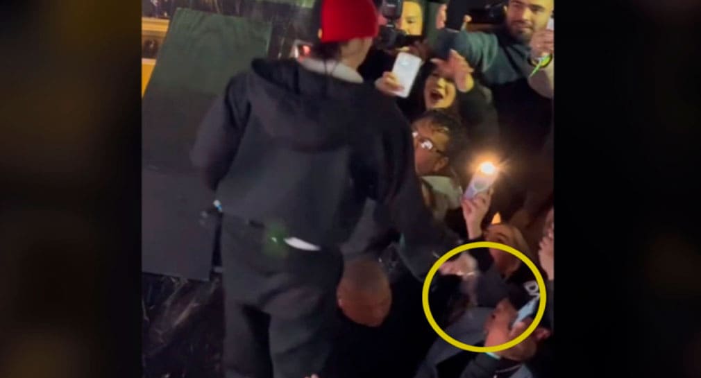 (VIDEO) Peso Pluma tira agua a un fan durante concierto en EEUU