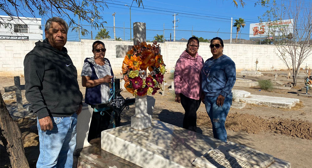 Visitan ciudadanos a sus fieles difuntos en Panteón Yáñez de Hermosillo durante primer día del 2024