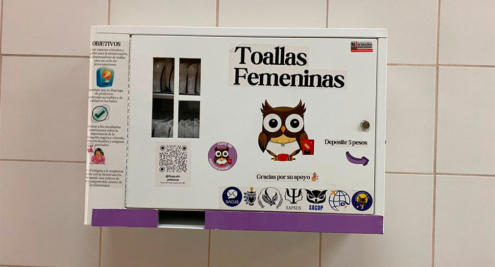 Estudiantes de Comunicación colocan dispensador de toallas femeninas en edificio 9P de la Unison para apoyar a las mujeres que las necesiten