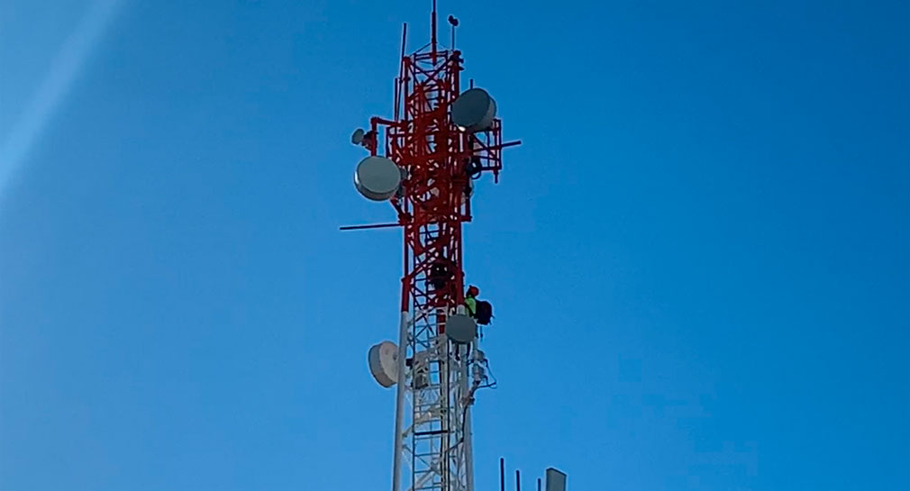 Hombre sube a torre de comunicación en el centro de Hermosillo, equipos de emergencia trabajan para bajarlo