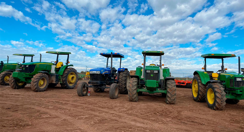 Entrega Alfonso Durazo insumos y maquinaria a agricultores de Vícam