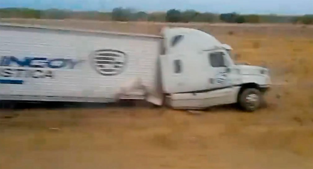 Tráiler se sale de carretera Hermosillo-Guaymas, sin reporte de lesionados