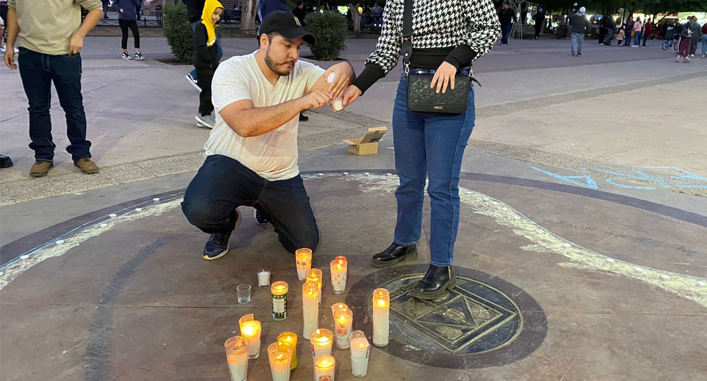 Creando el dibujo de una luciérnaga se manifiestan ambientalistas en Palacio de Gobierno de Hermosillo, a favor del río Cocóspera y su biodiversidad