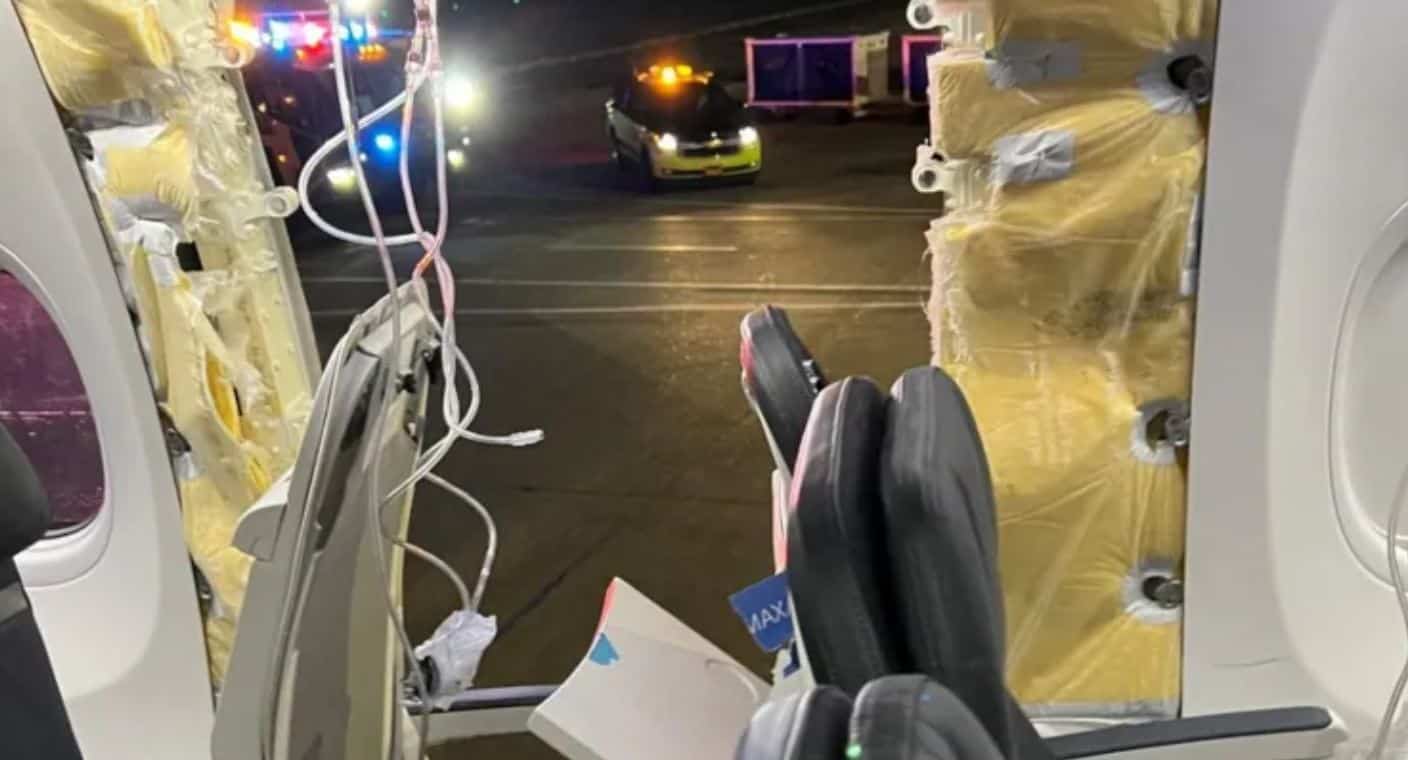 Avión de pasajeros pierde una ventana y parte del fuselaje en medio vuelo en EEUU