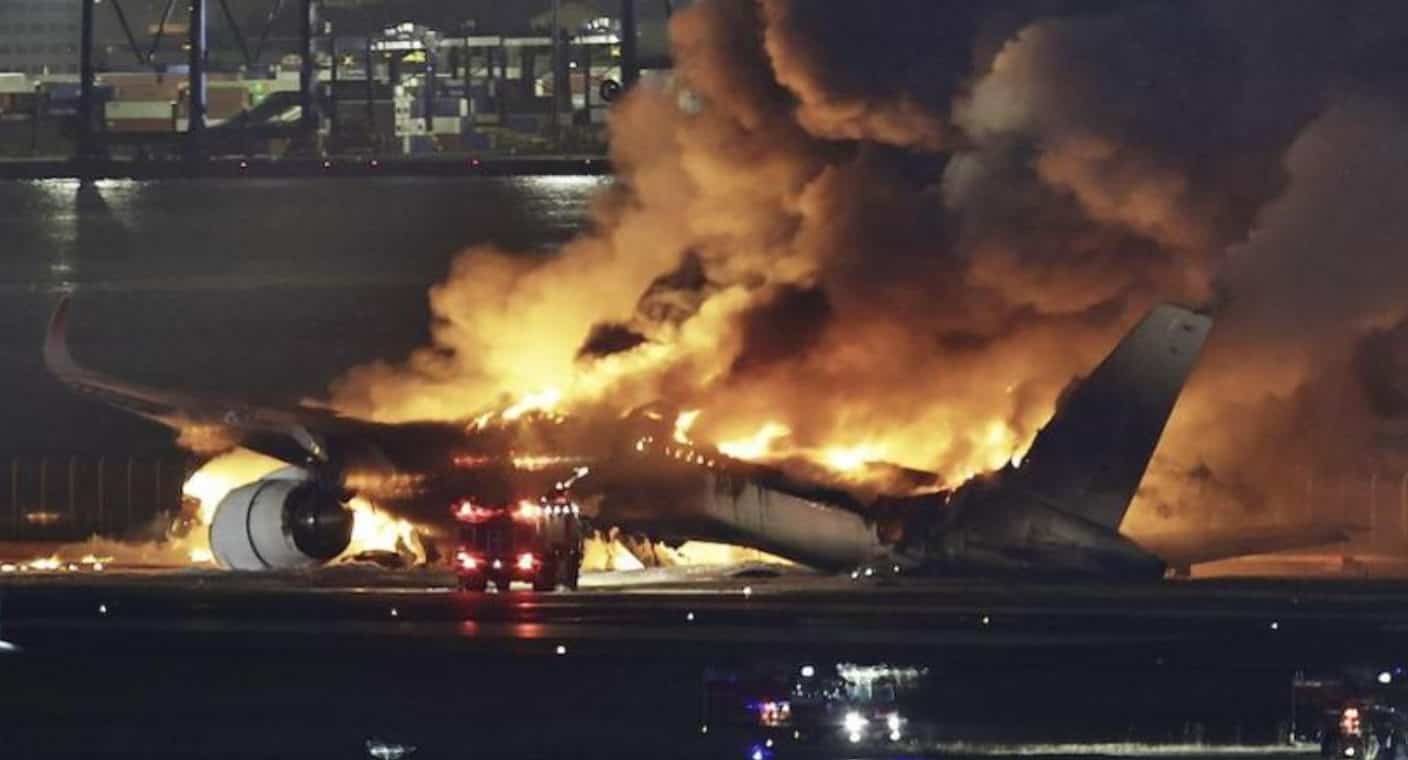 Avión de Guardia Costera no tenía permiso de estar en la pista, revelan tras choque en Japón