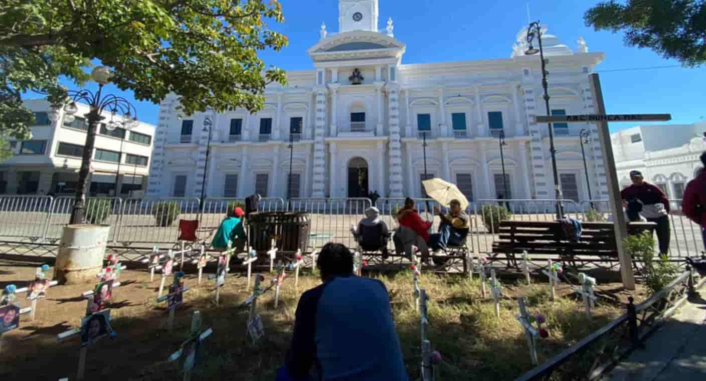 Se manifiestan exconcesionarios de transporte fuera de Palacio de Gobierno; piden aumento del 15% en apoyos