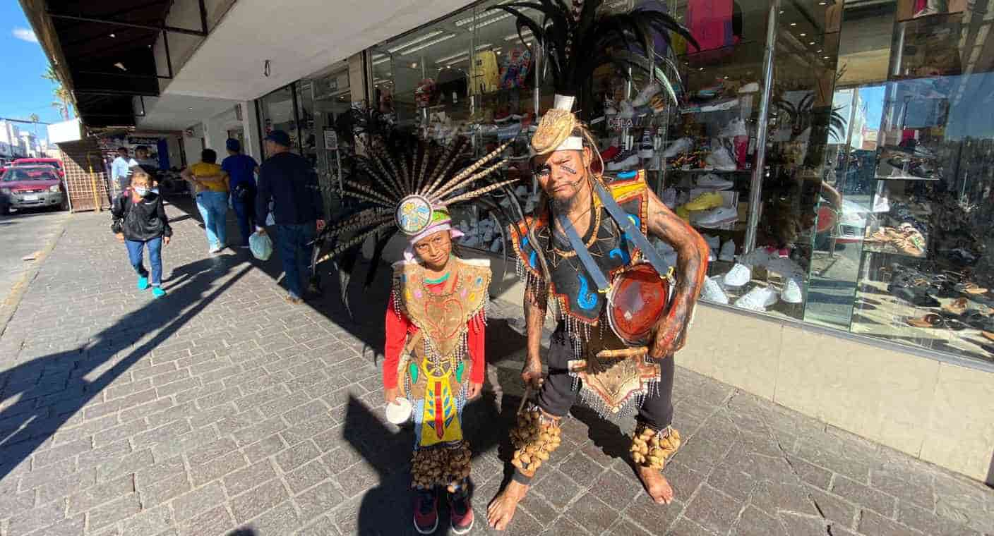 Carlos Estrada recorre Hermosillo con su hija y vestimenta para compartir la cultura mixteca de Oaxaca; invita a no perder la tradición de la danza del venado