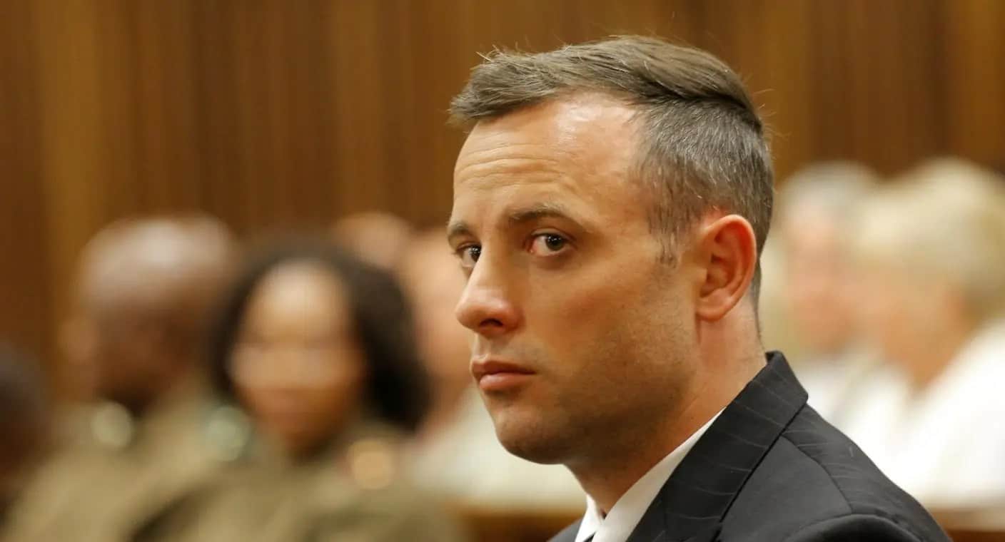 Deportista Oscar Pistorius sale de la cárcel casi 11 años después de matar a su novia