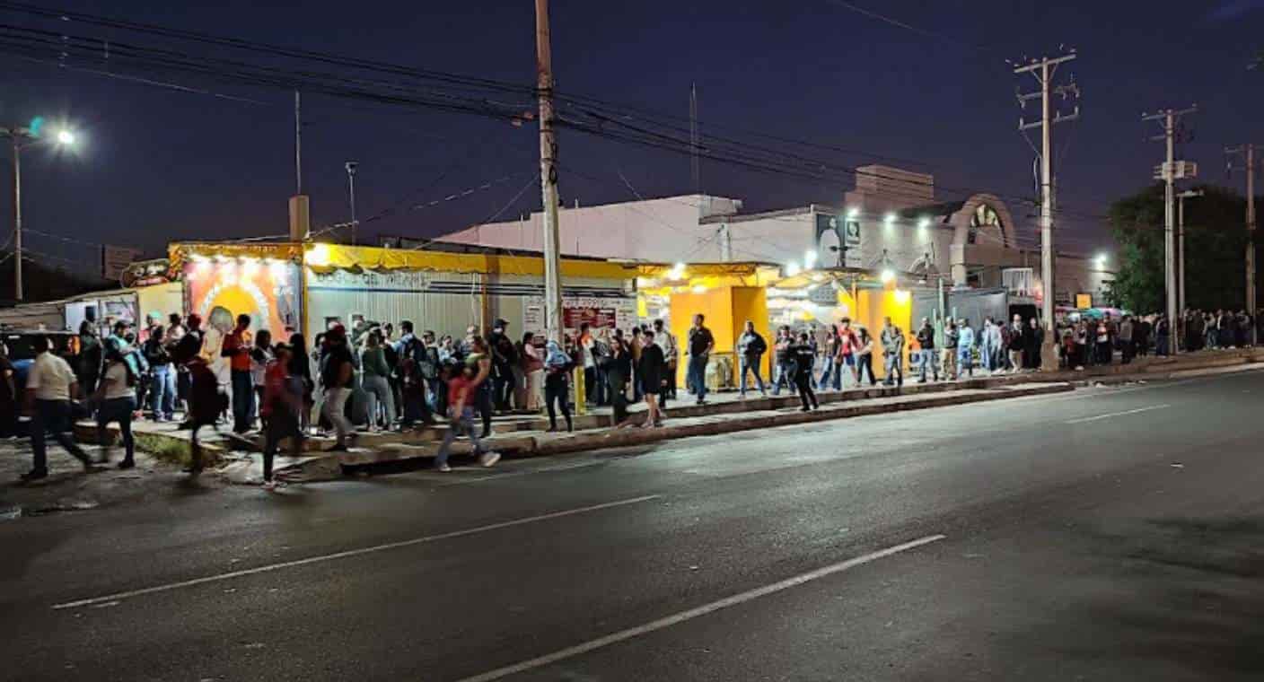Hermosillenses hacen fila de hasta 2 horas por un hot-dog gratis de Dogos del Miami ante triunfo de Los Naranjeros