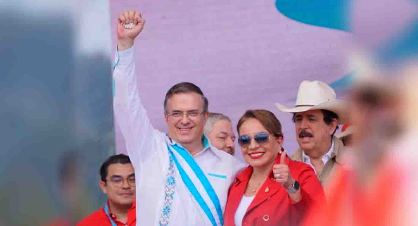 Marcelo Ebrard recibe condecoración de Honduras por desempeño como canciller de México
