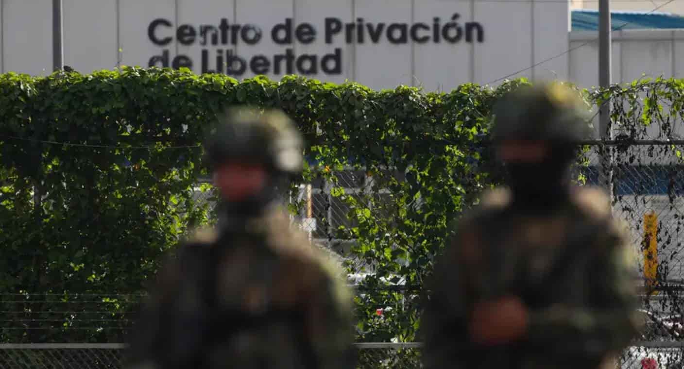 Liberan a 169 funcionarios retenidos en cárceles de Ecuador