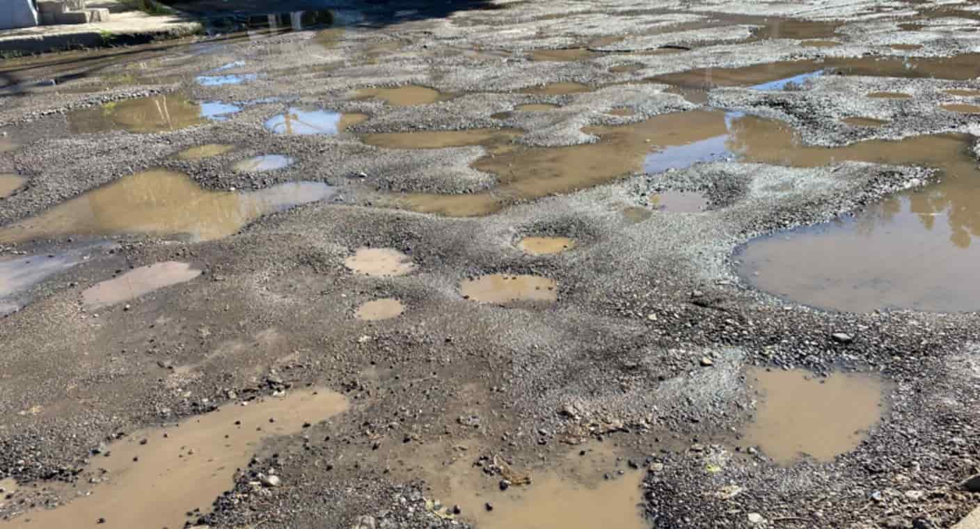Vecinos denuncian fugas y baches en la colonia Nuevo Hermosillo; se manifestarán en caso de no haber solución