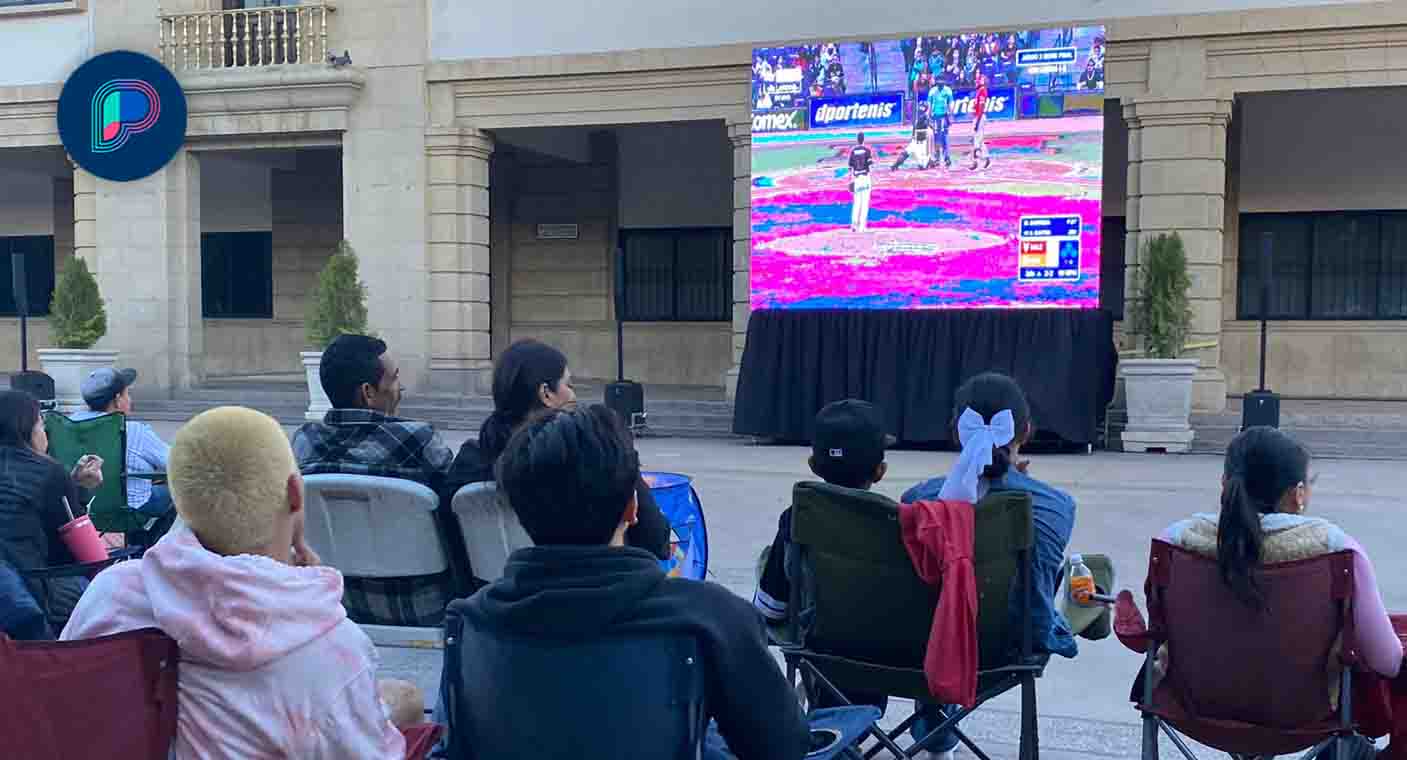 Ciudadanos se reúnen en Plaza Zaragoza para disfrutar Serie Final de LMP entre Naranjeros y Venados en Hermosillo