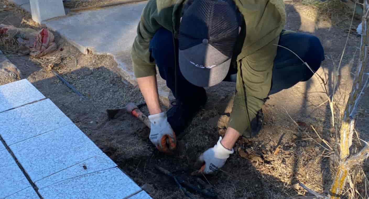 Realizan Caminantes del Desierto y estudiantes mantenimiento del sistema de riego en Panteón Yánez, de Hermosillo, como parte de actividades de limpieza
