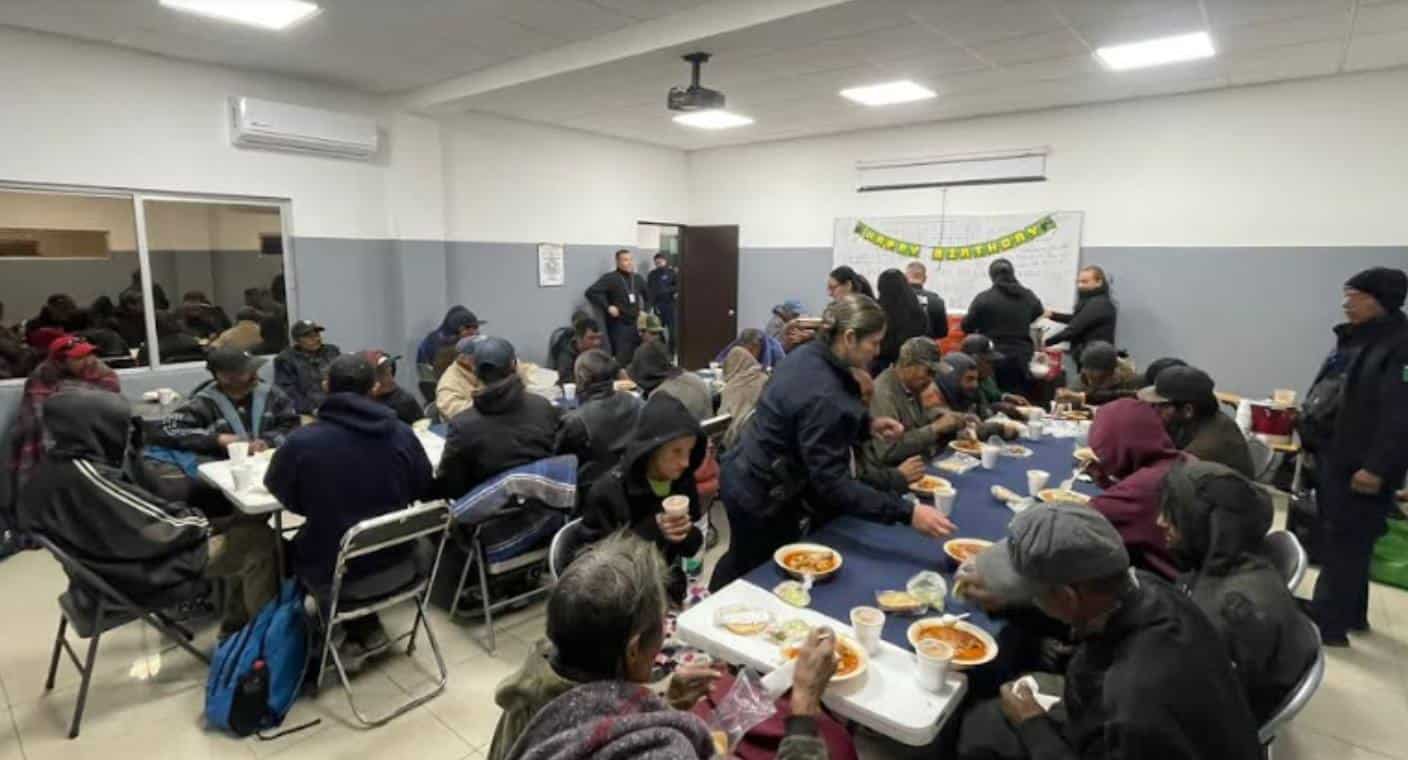 Ante bajas temperaturas, policías municipales ofrecen pozole y champurro a personas en situación de calle en Hermosillo