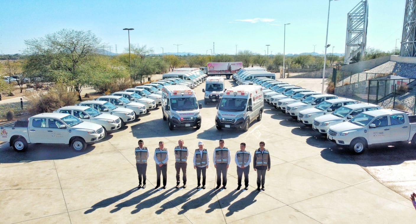 Entrega Alfonso Durazo uniformes y vehículos para acercar los servicios de salud y atención a zonas rurales más remotas en Sonora