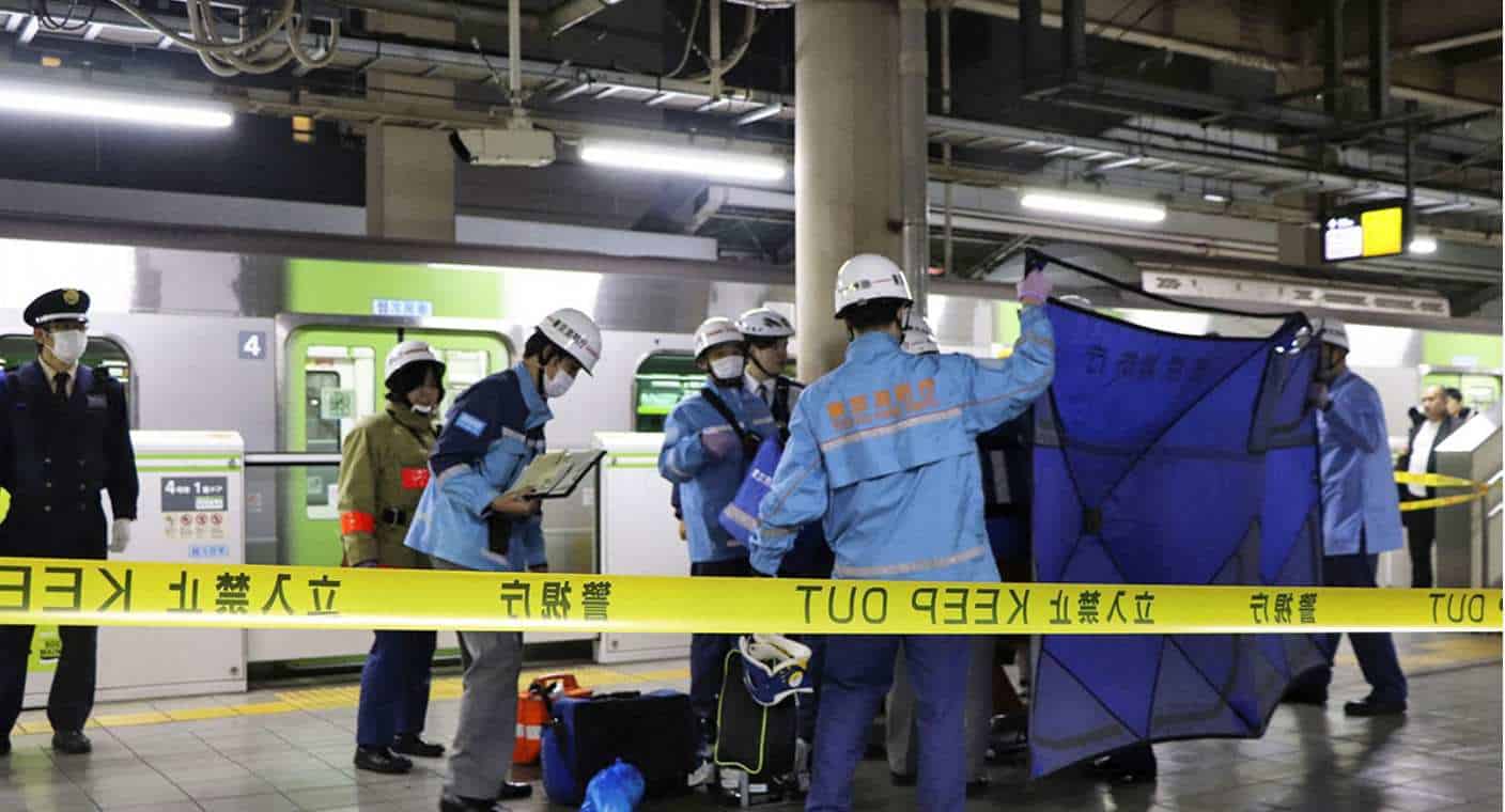 Mujer apuñala a tres personas en tren de Tokio