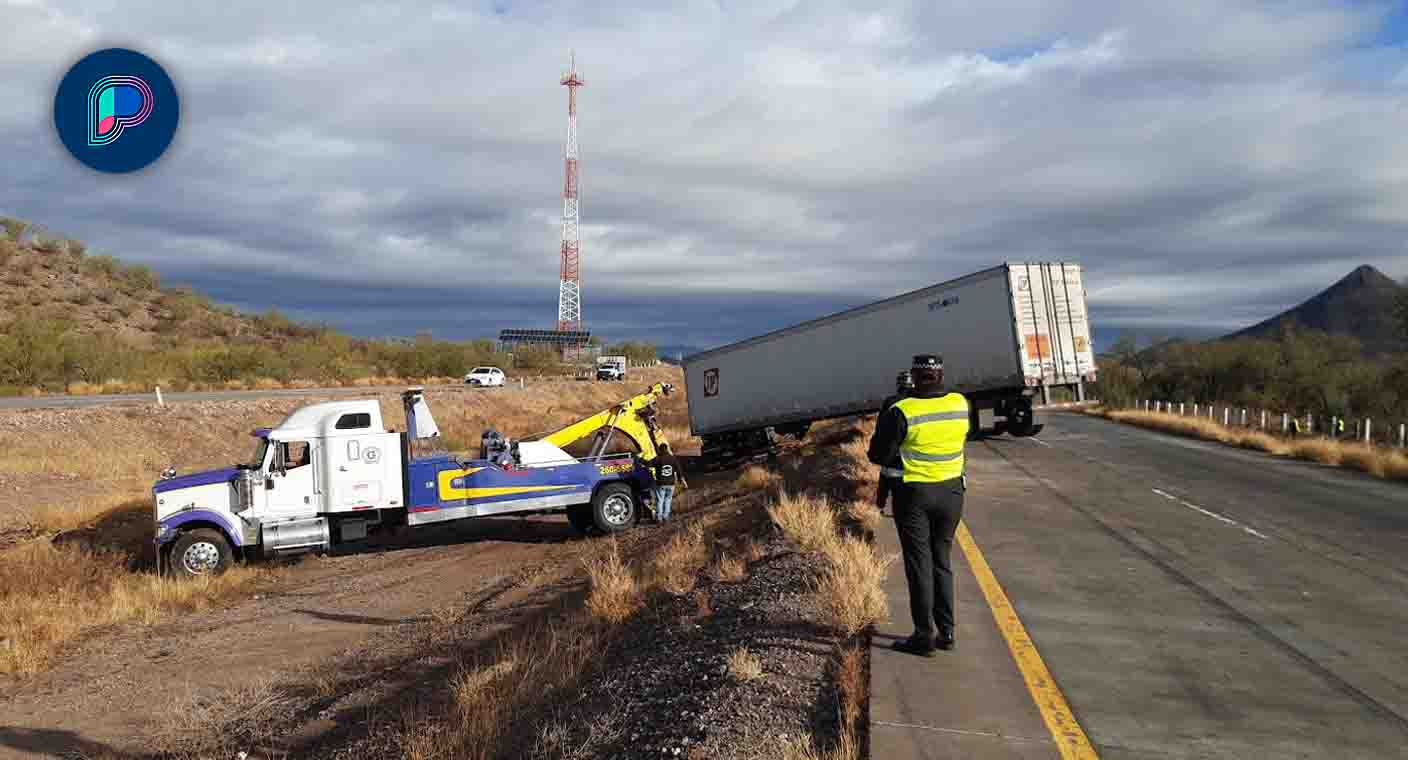 Tráiler se descarrila en carretera Hermosillo-Guaymas
