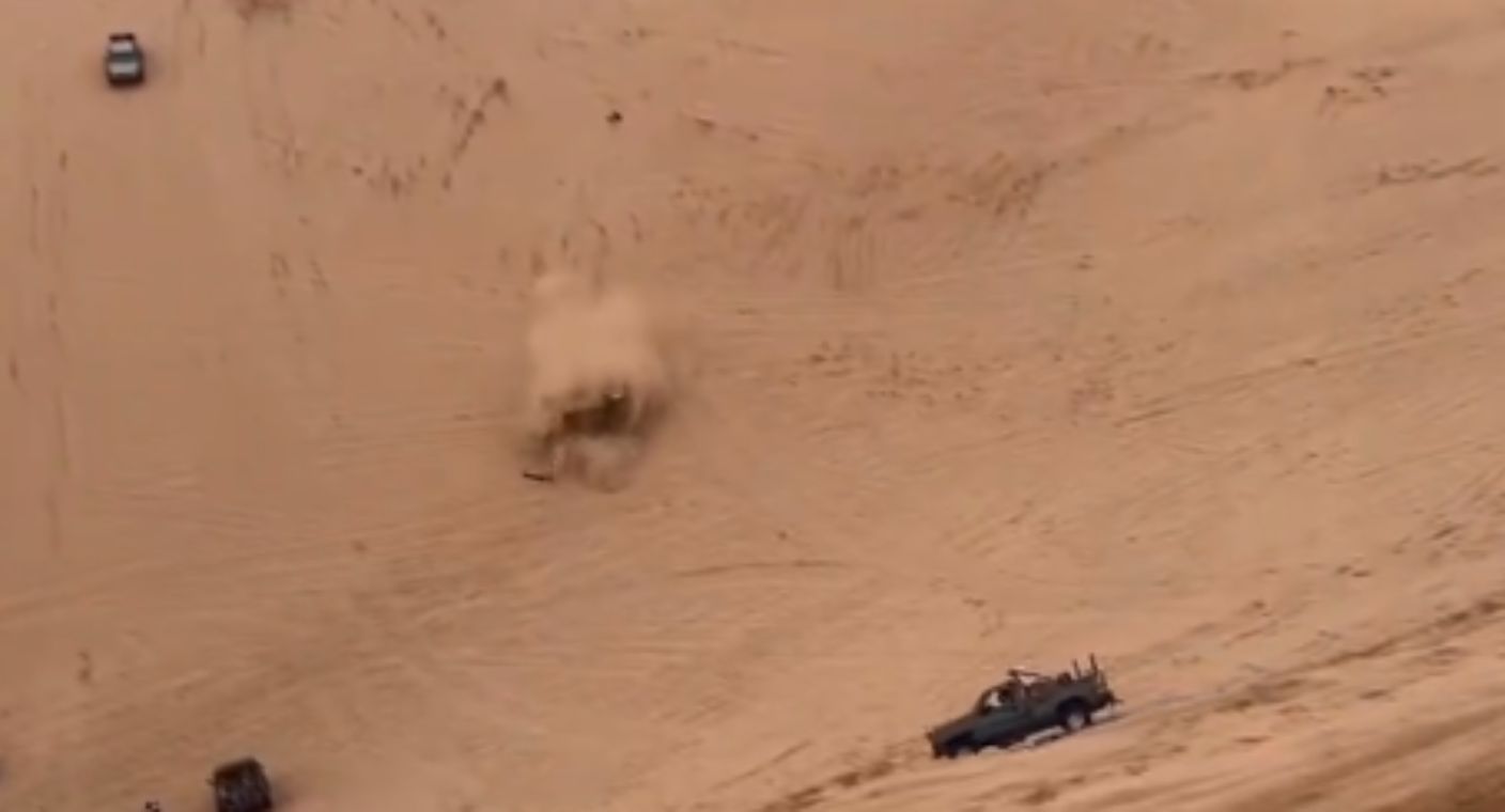 Dos hombres mueren tras volcarse su vehículo 4×4 en las dunas del gran desierto de Altar (VIDEO)