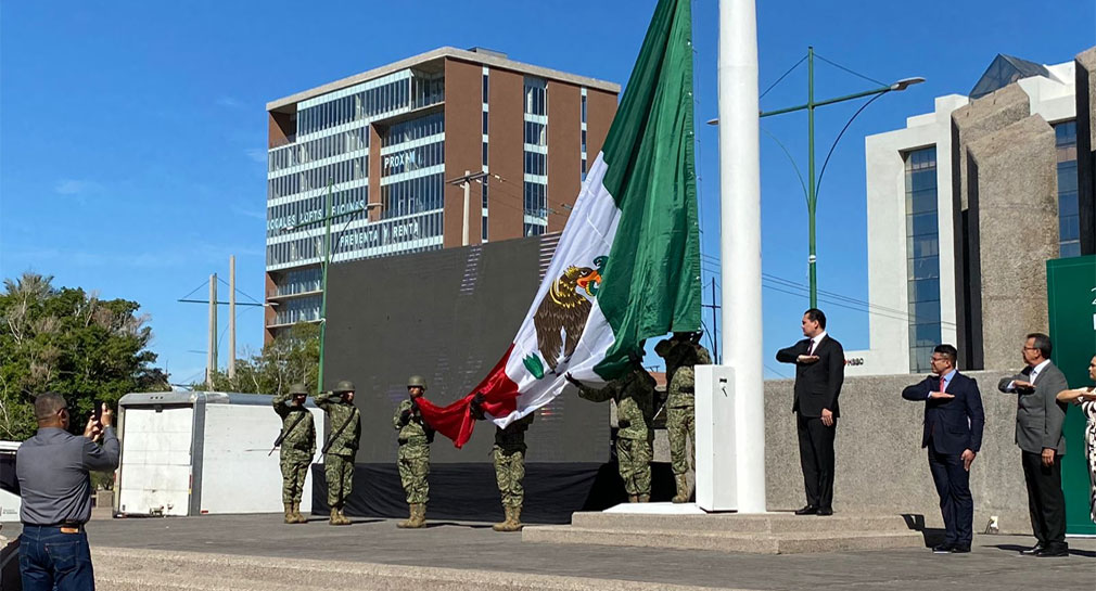 Conmemoran el Día de la Bandera desde el Centro de Gobierno en Hermosillo, con presencia de autoridades y escuelas