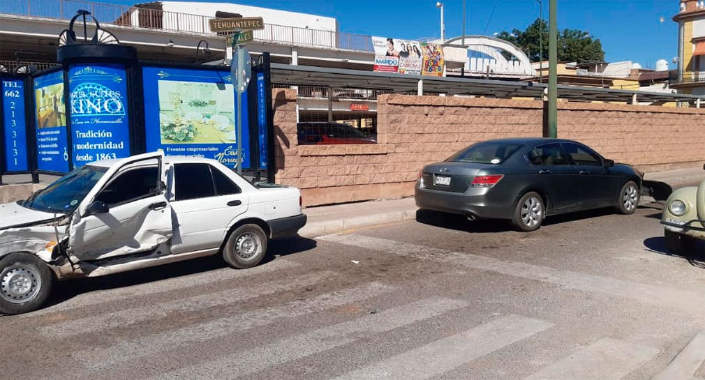 Conductor provoca choque tras quedarse sin frenos en calles Rosales y Tehuantepec, en Hermosillo